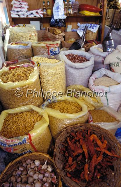 bolivie  17.JPG - Sacs d'alimentsMarché de CopacabanaBolivie